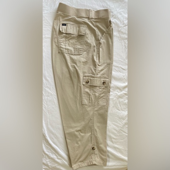 Lee Relaxed Fit Women’s Size 18 khaki color 98% Cotton 2% Spandex - Picture 3 of 10